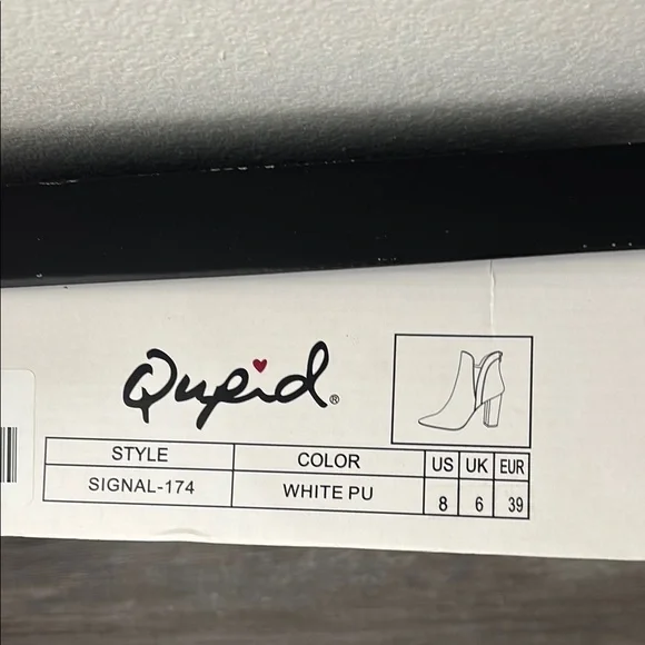 Qupid White Heeled Boots with Chunky Heel - Picture 6 of 6